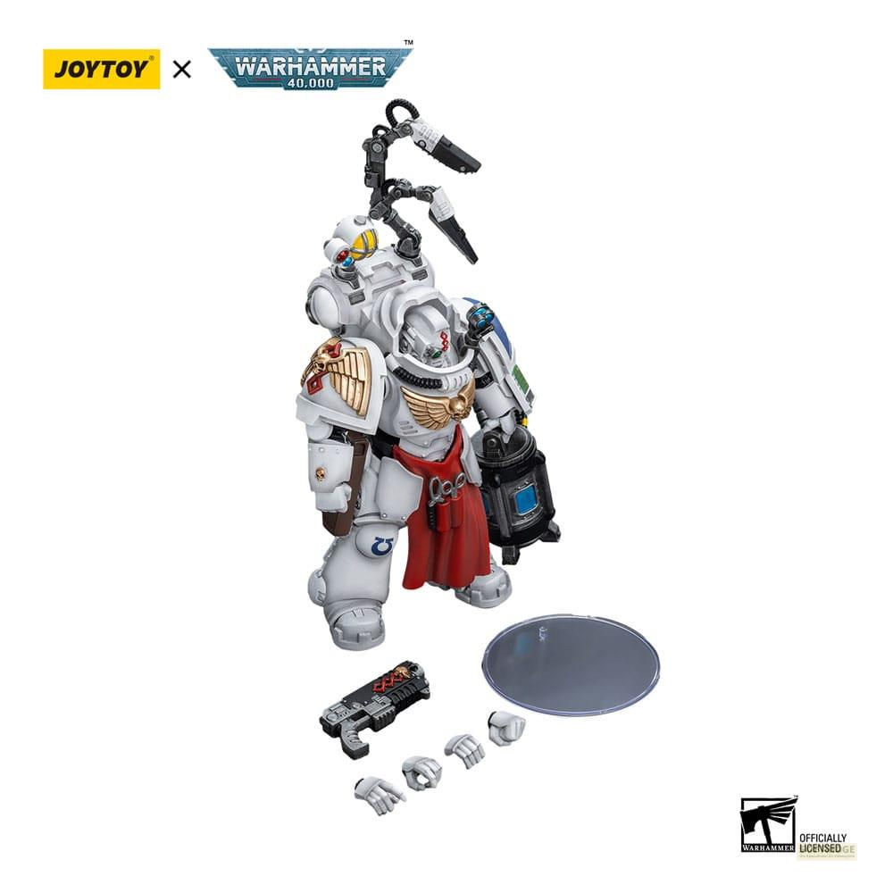 Biała figurka akcji Space Marine z czerwonymi akcentami, bronią i akcesoriami na białym tle.