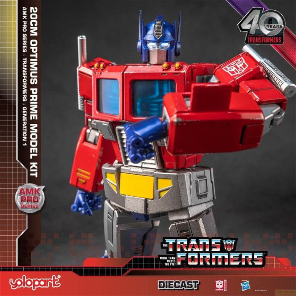 Un modèle détaillé d'Optimus Prime, rouge et bleu, avec des accents jaunes.