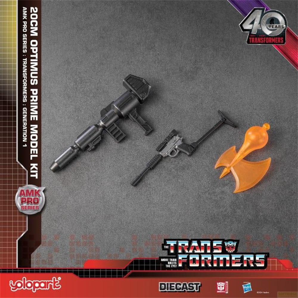 Un fusil noir, un pistolet argenté et une hache orange reposent sur une surface grise.