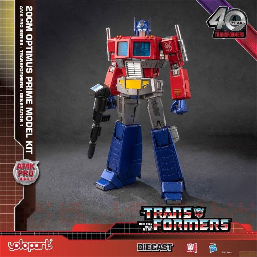 Figurine Optimus Prime rouge, bleu, gris avec pistolet. Anniversaire 40 ans Transformers.