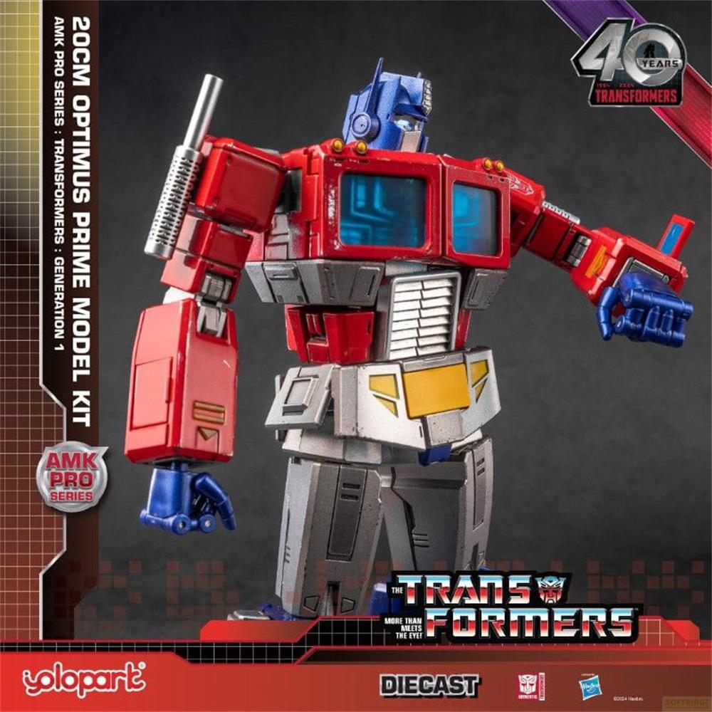 Un modèle détaillé d'Optimus Prime rouge, bleu et gris, avec logo Transformers.