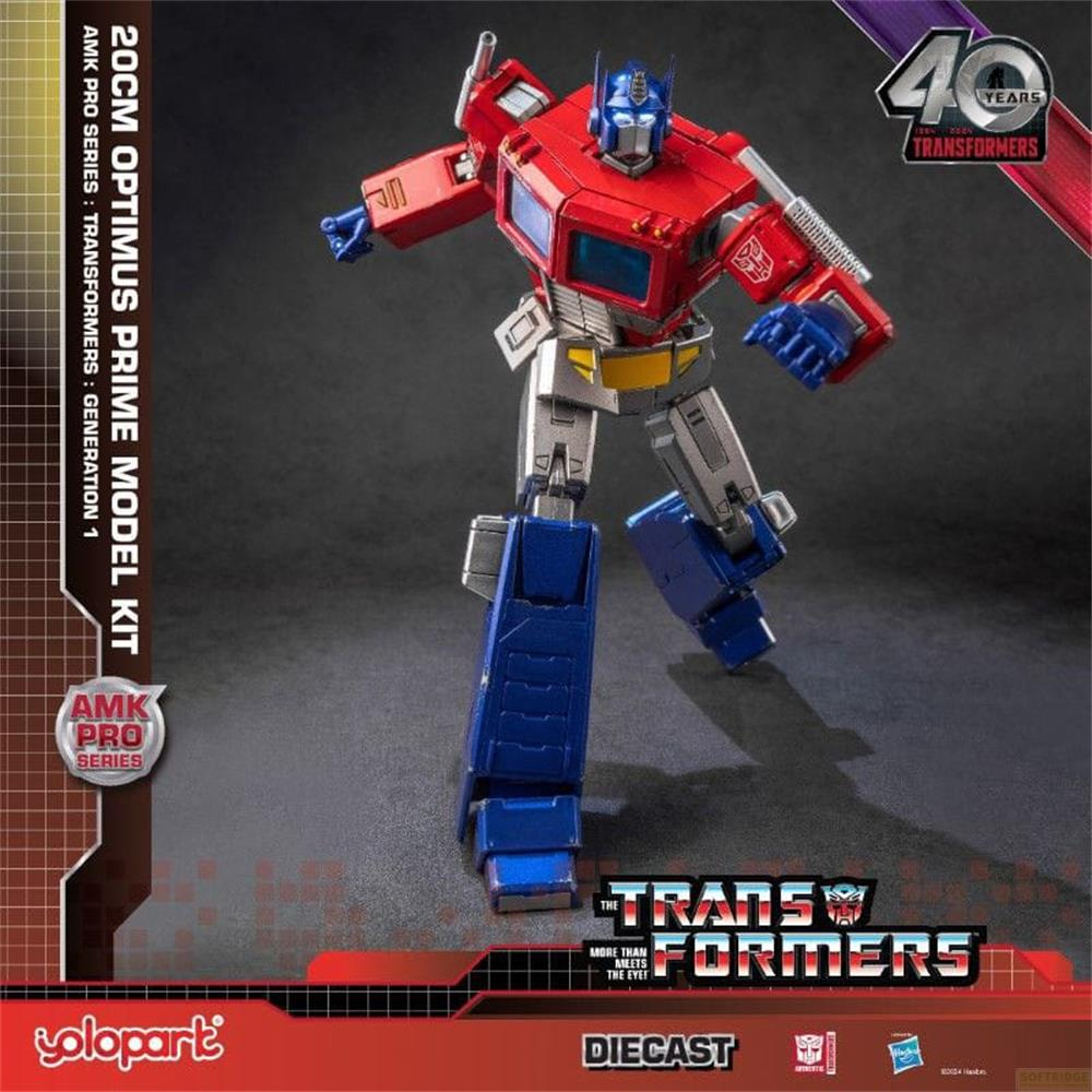 Figurine Optimus Prime rouge, bleue et argentée sur fond sombre.