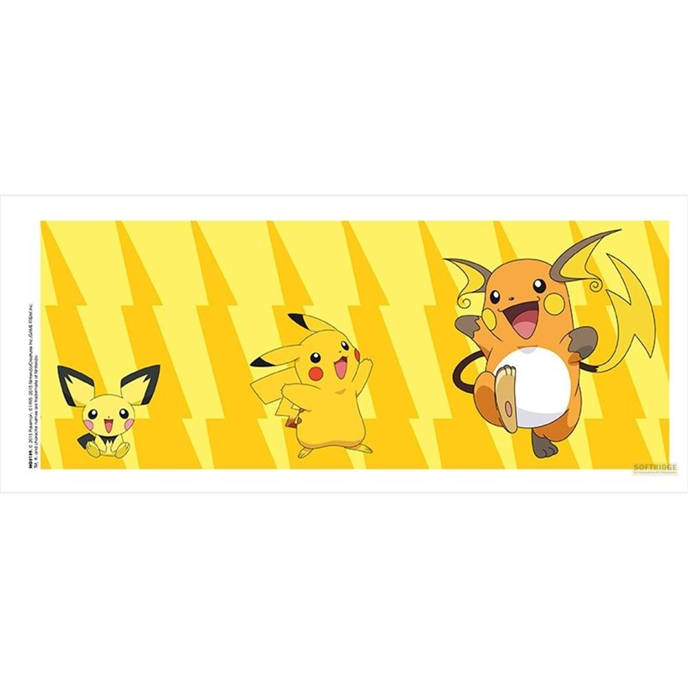 Drei Pokémon: Pichu, Pikachu und Raichu, vor einem gelben Blitzhintergrund.
