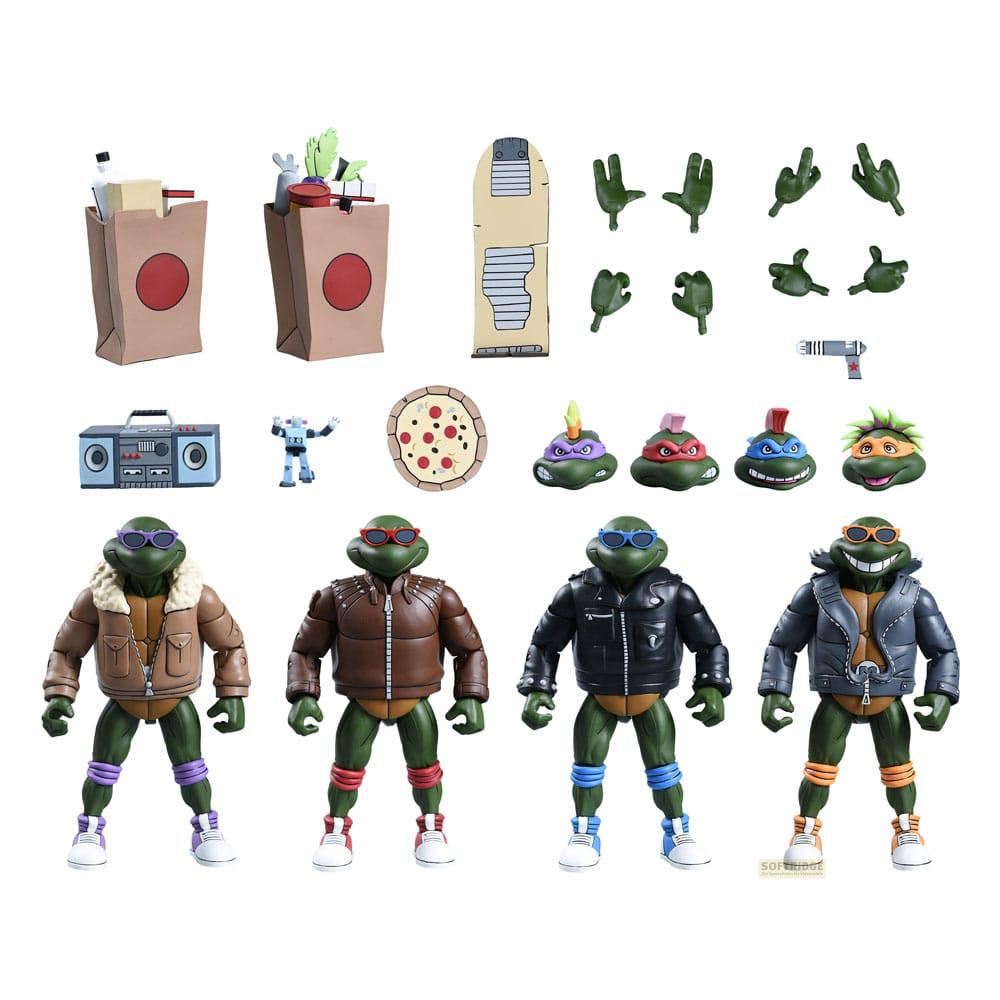 Cuatro figuras de acción de las Tortugas Ninja Adolescentes Mutantes con accesorios.