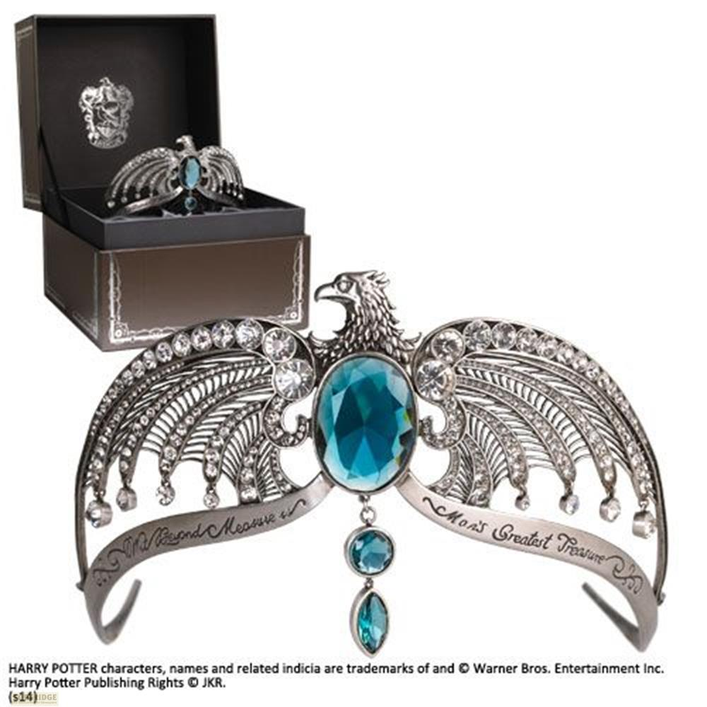 Una tiara plateada con un águila y gemas azules, mostrada con su caja.