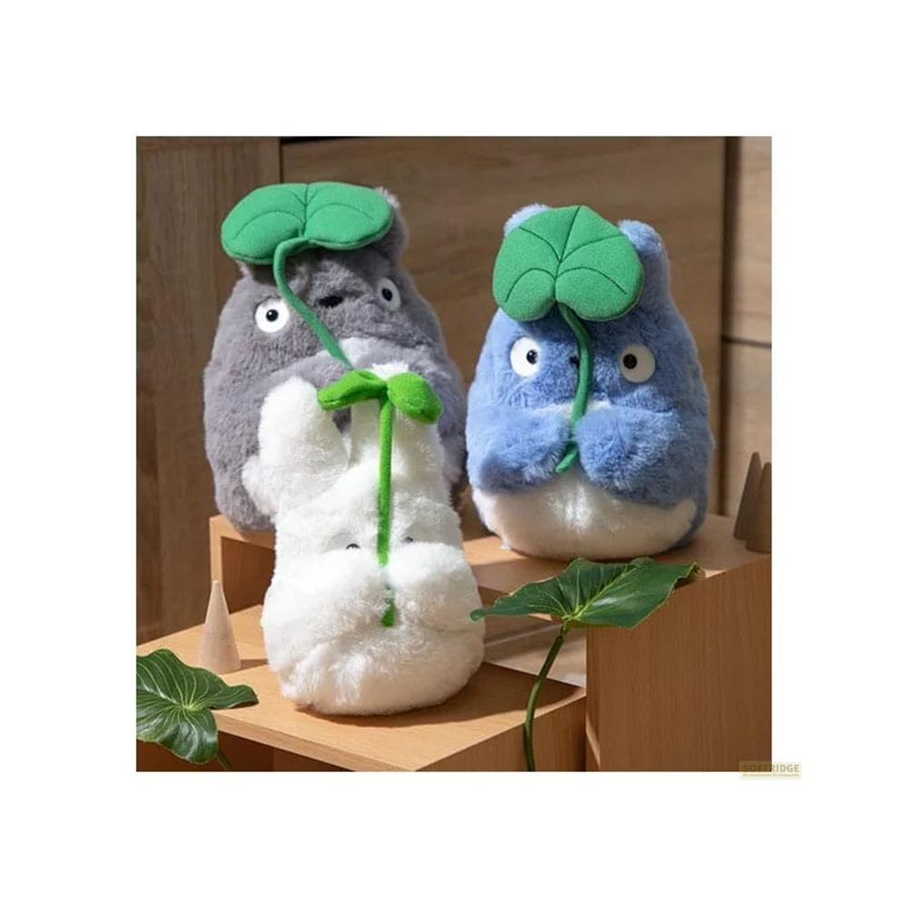 Trois peluches : deux Totoro et une créature blanche avec des feuilles.