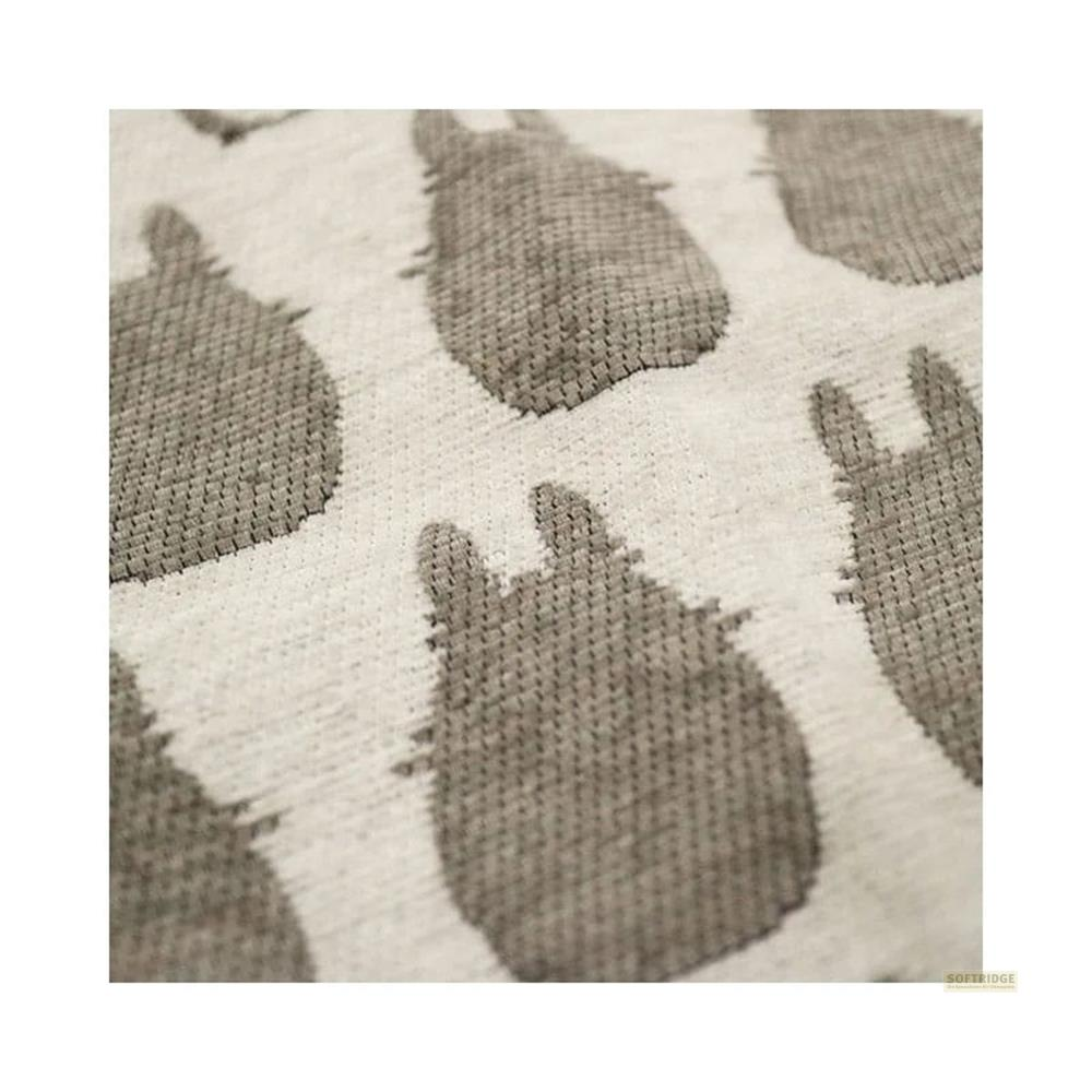 Motif gris de Totoro sur fond blanc, tricoté de manière complexe.