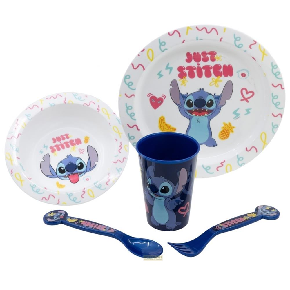 Un set di stoviglie a tema Stitch con piatto, ciotola, tazza, cucchiaio e forchetta.
