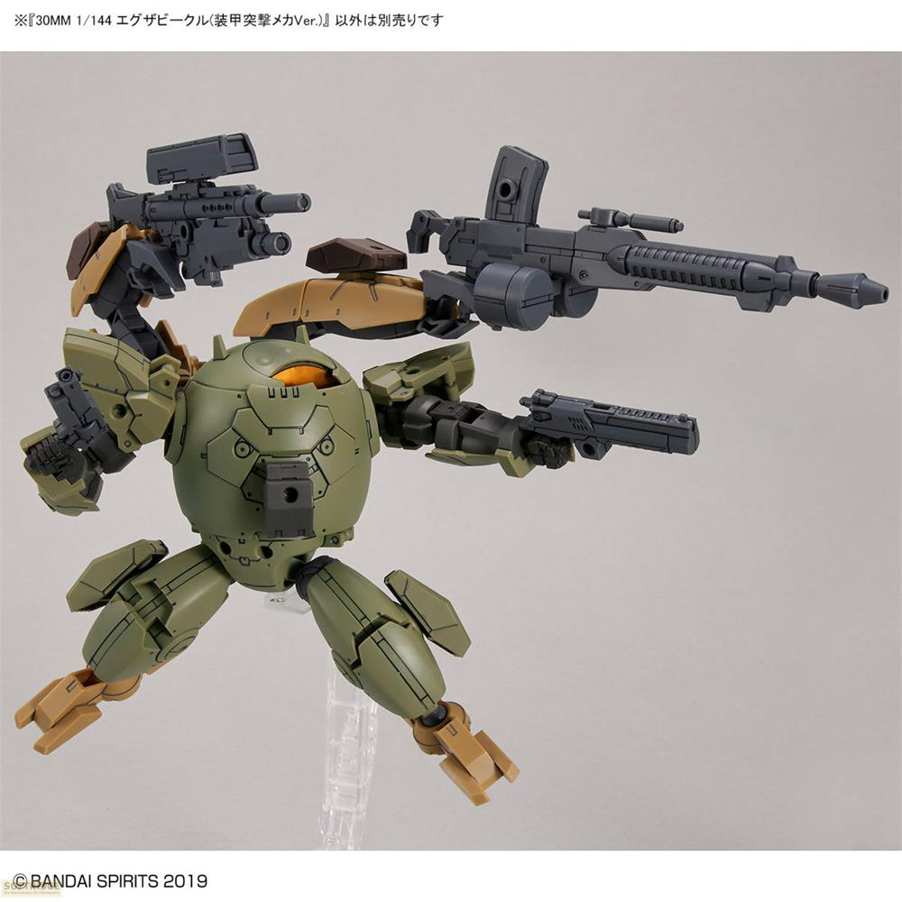 Grüner Roboter mit Waffen und braunen Akzenten, Studioaufnahme.