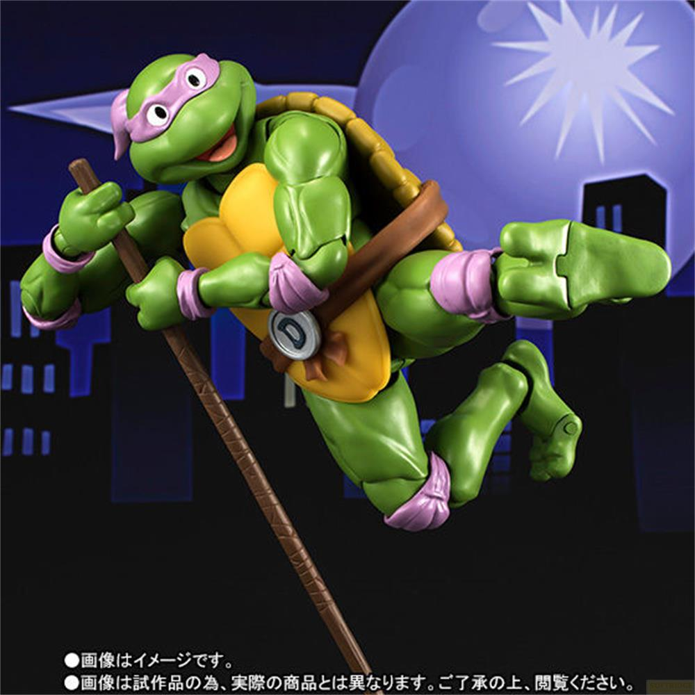 Action figure di Donatello delle Tartarughe Ninja, tiene un bastone.