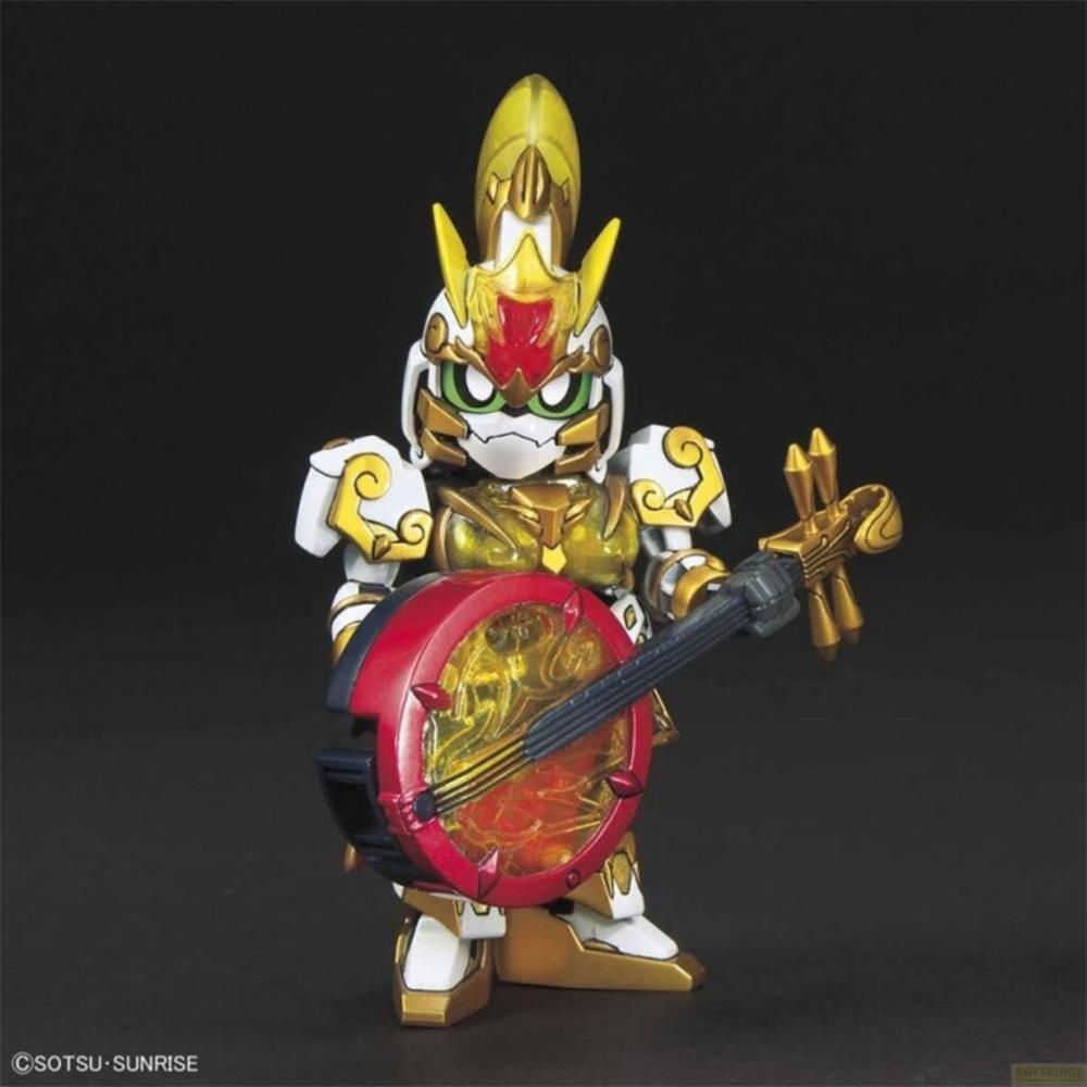 Une figurine robot dorée et blanche tenant un instrument rouge.