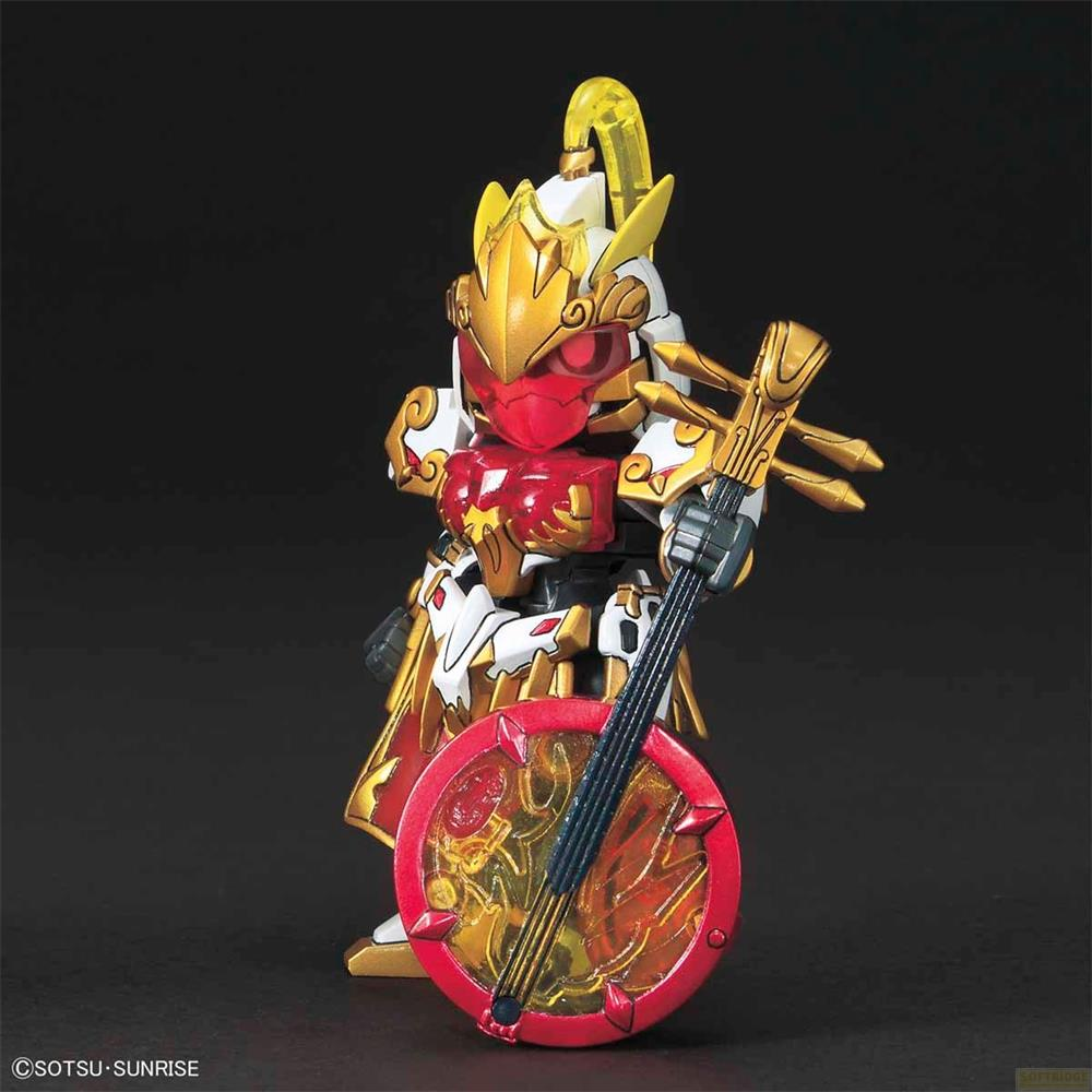 Une figurine blanche, rouge et dorée tient un instrument avec des détails rouges et jaunes.