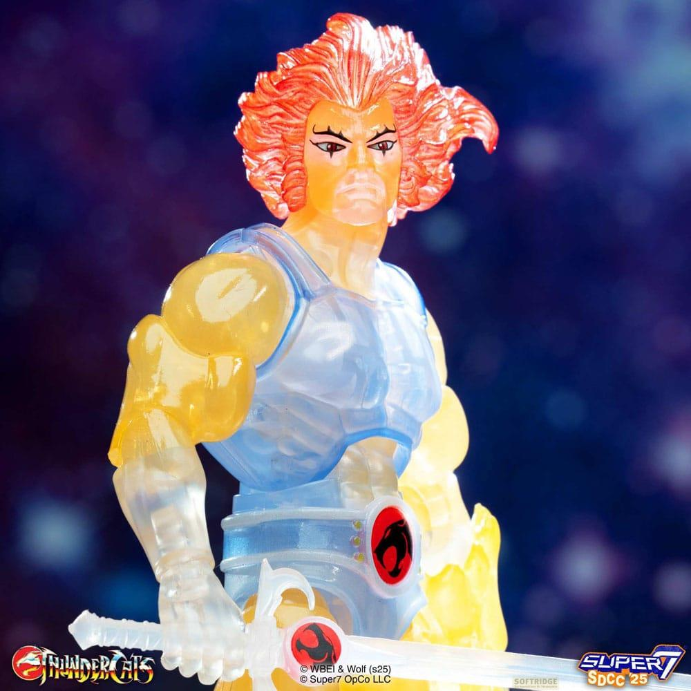 Action figure di Lion-O dei ThunderCats con capelli rossi, outfit blu e bianco, tiene una spada.
