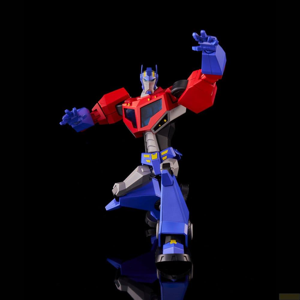 Un robot blu e rosso si erge con le braccia alzate su sfondo nero.
