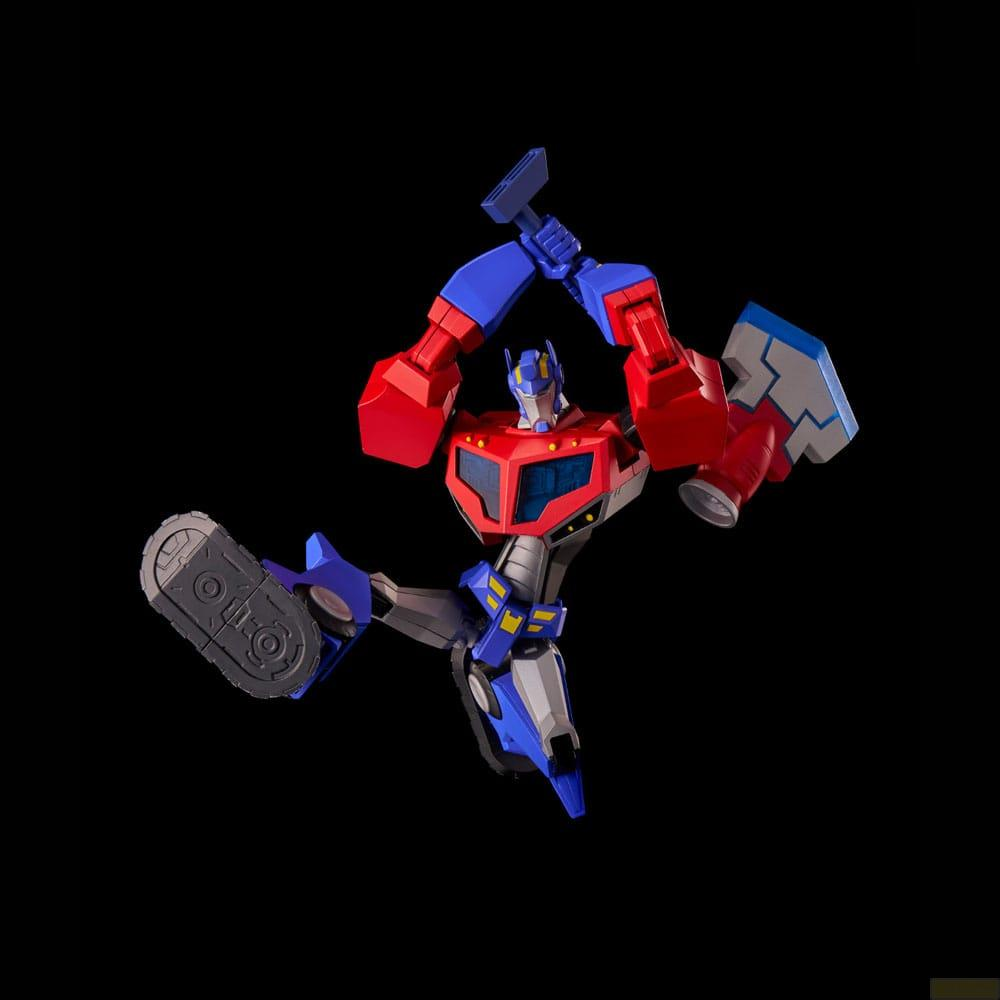 Un robot rosso e blu tiene un martello e un'ascia su sfondo nero.
