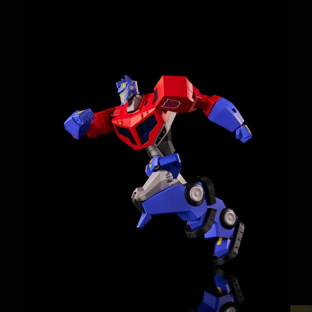 Un robot rosso e blu con ruote sulle gambe su sfondo nero.