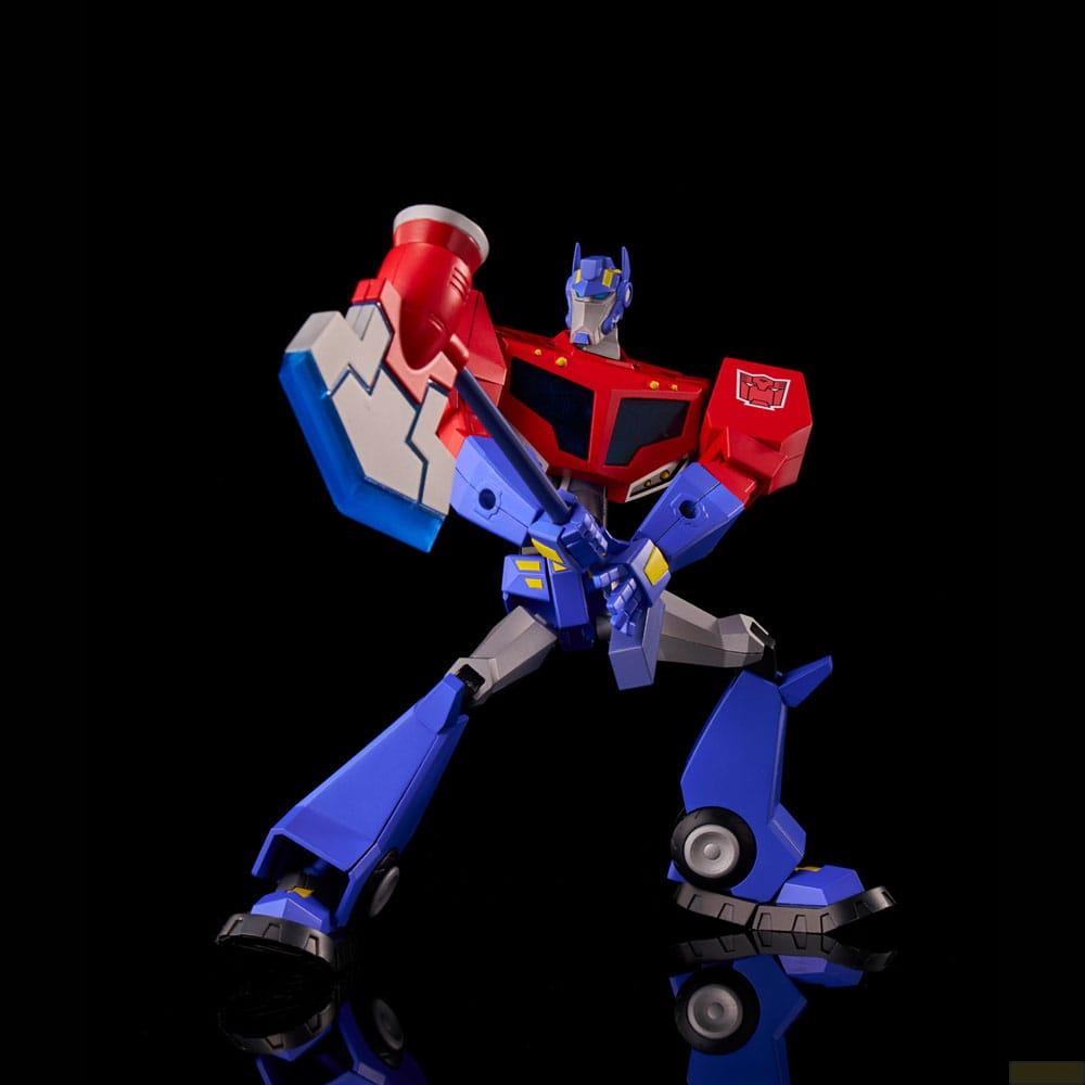 Un robot blu e rosso tiene un'ascia, in piedi su sfondo nero.
