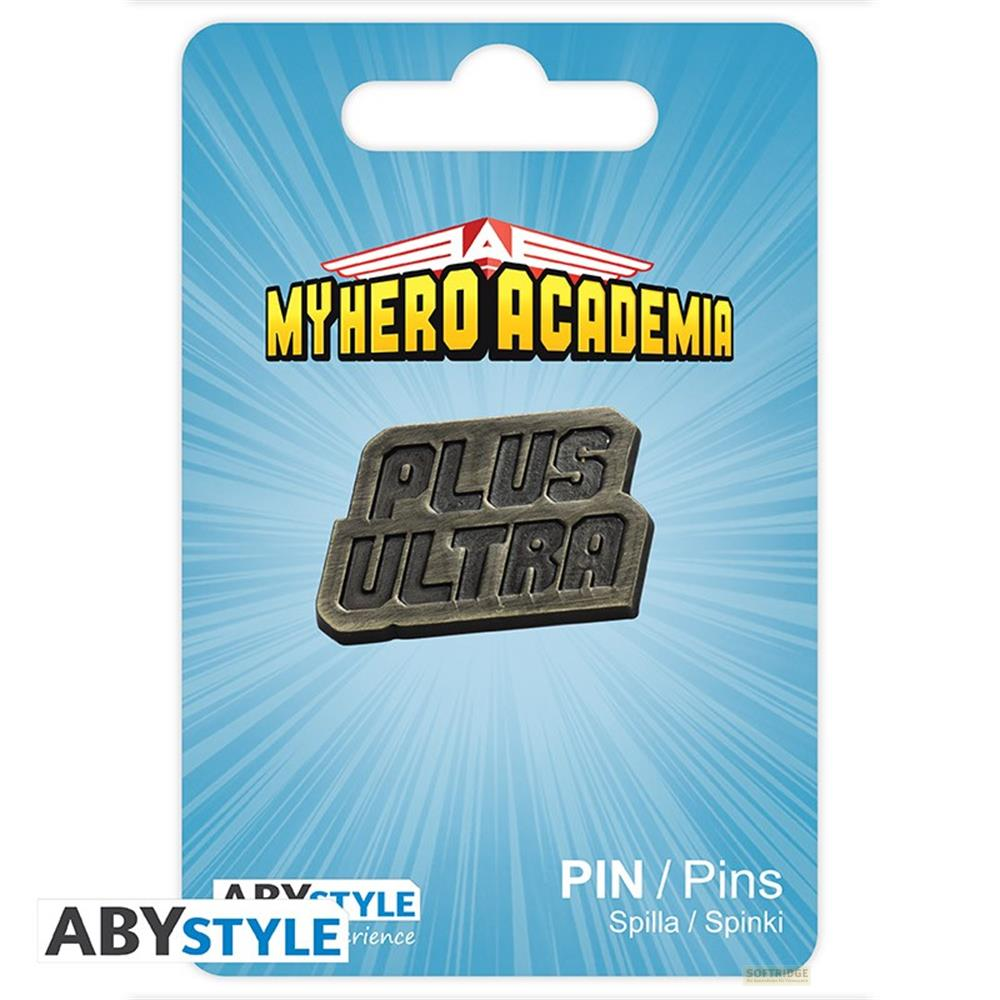 Ein silberner "Plus Ultra"-Pin unter dem "My Hero Academia"-Logo auf blauem Hintergrund.
