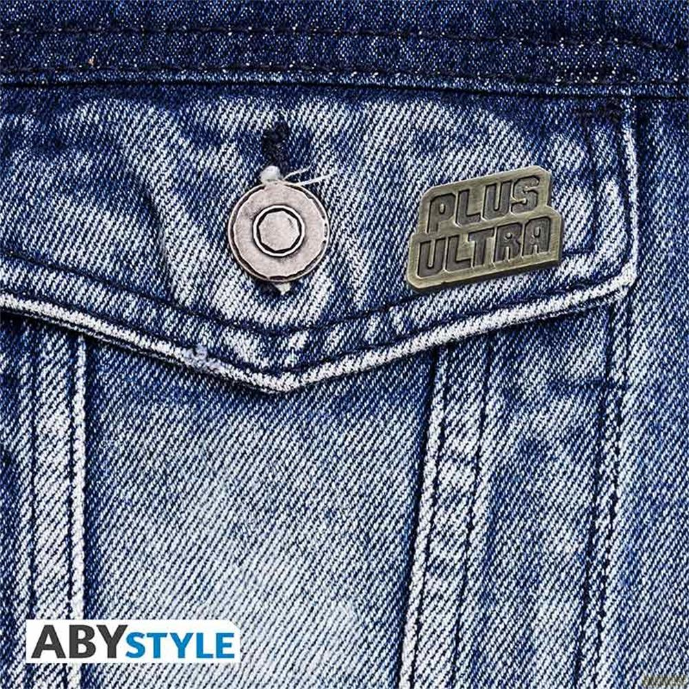 Eine Jeansjacke mit Knopf und Anstecker 'PLUS ULTRA'.
