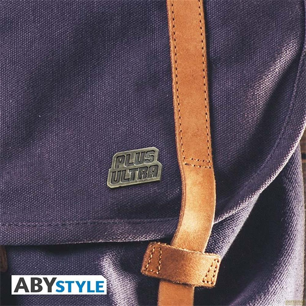 Dunkelblauer Rucksack mit braunen Lederriemen und einem silbernen 