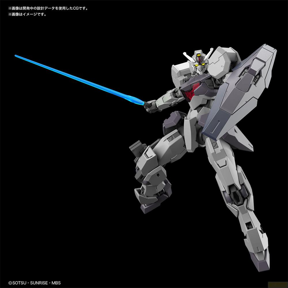 Un robot gris tenant un sabre laser bleu et un bouclier.
