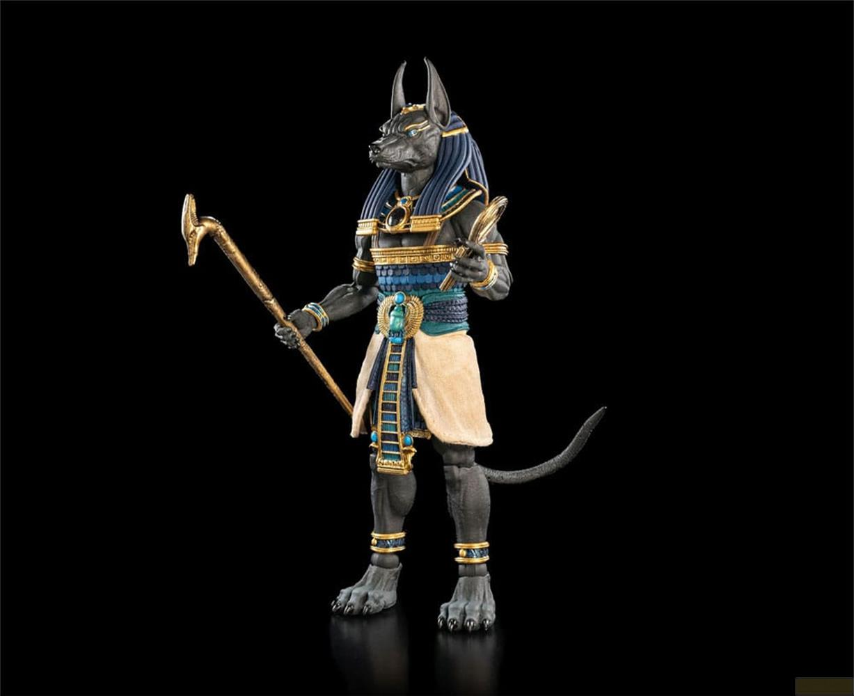 Statua di Anubi con testa di sciacallo, copricapo blu, gioielli d'oro, perizoma, che tiene un bastone.