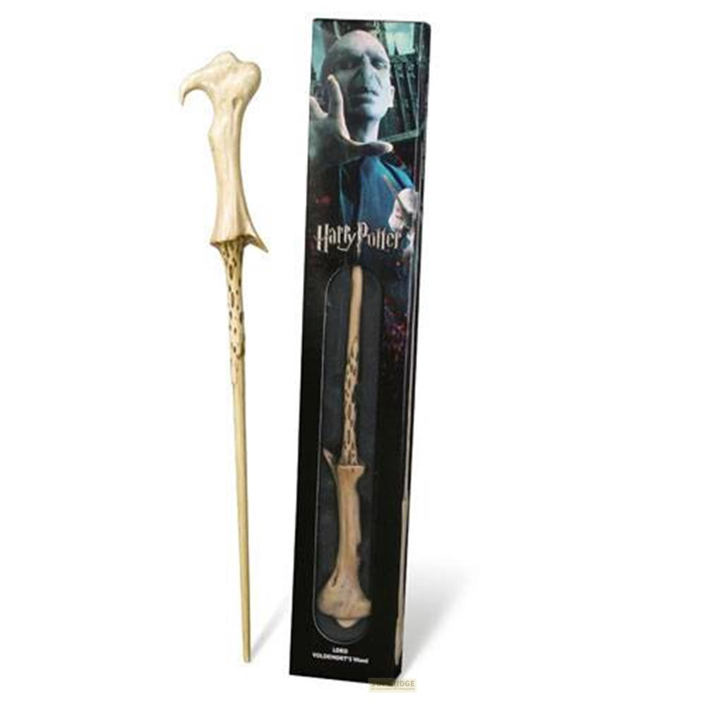 Lord Voldemorts Zauberstab neben seiner Harry Potter Verpackung.