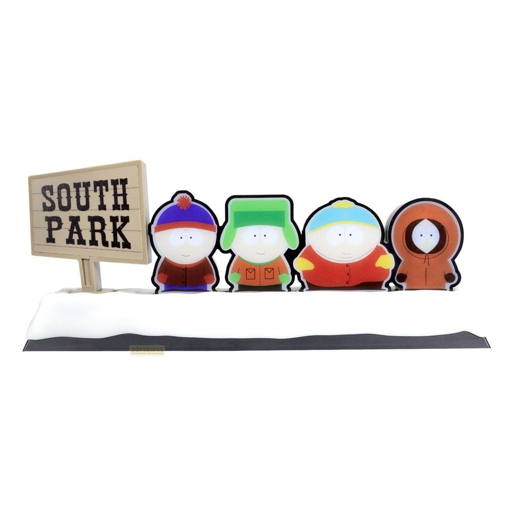South Park Schild mit vier Figuren: Kyle, Stan, Cartman und Kenny.