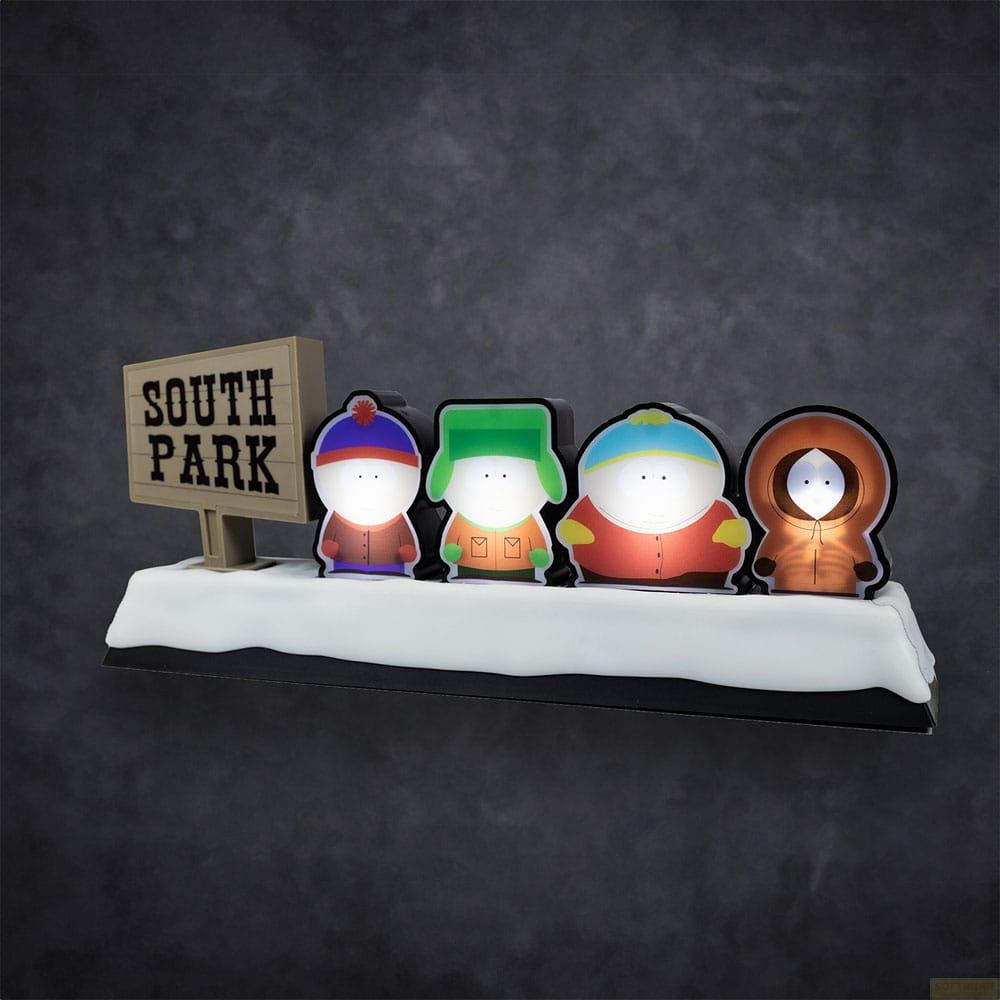South Park Schild mit vier leuchtenden Figuren auf Schnee.