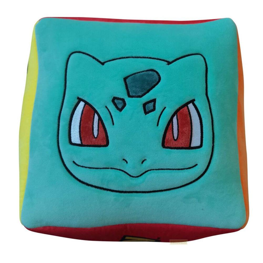 Ein grünes Würfelkissen mit dem Gesicht von Bulbasaur, roten Augen und schwarzen Details.