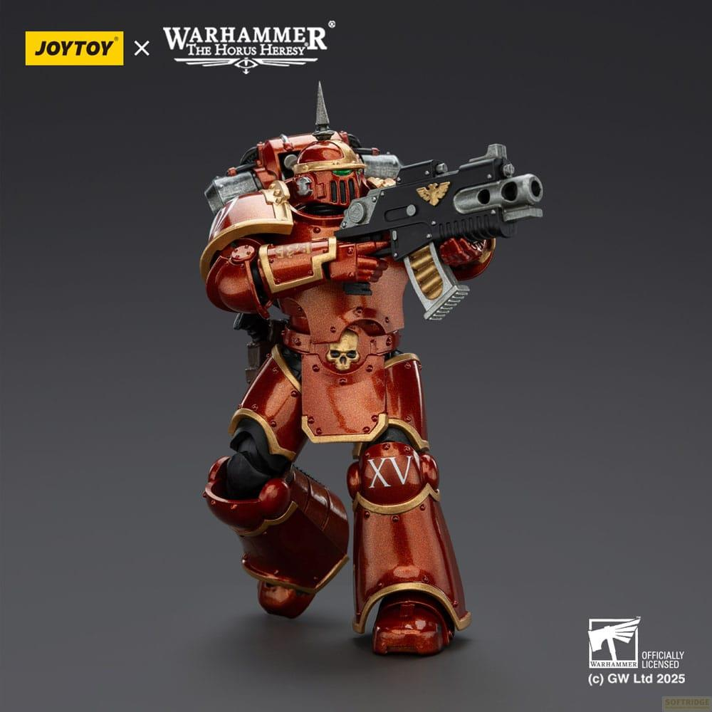 Czerwona, błyszcząca figurka Space Marine trzymająca karabin przed sobą.