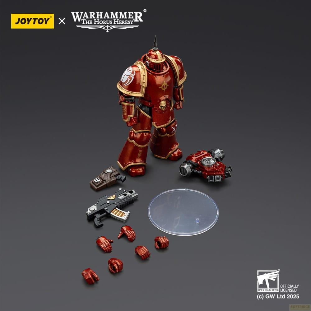 Czerwona figurka Warhammer z bronią i akcesoriami na szarym tle.