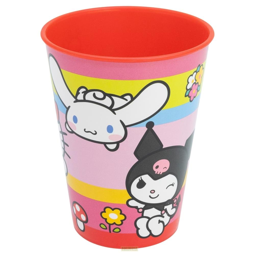 Ein bunter Becher mit Cinnamoroll und Kuromi, umgeben von Streifen und Blumen.