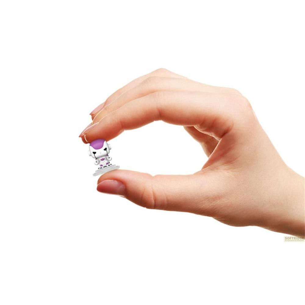 Una mano sostiene una pequeña figura blanca con cabeza morada.