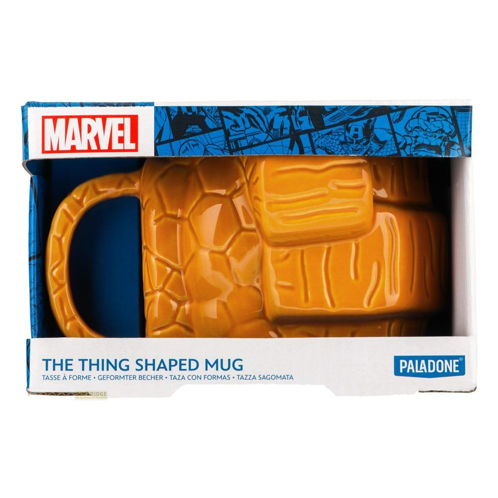 Eine orangefarbene Tasse in Form von Marvels The Thing, in seiner Verpackung.