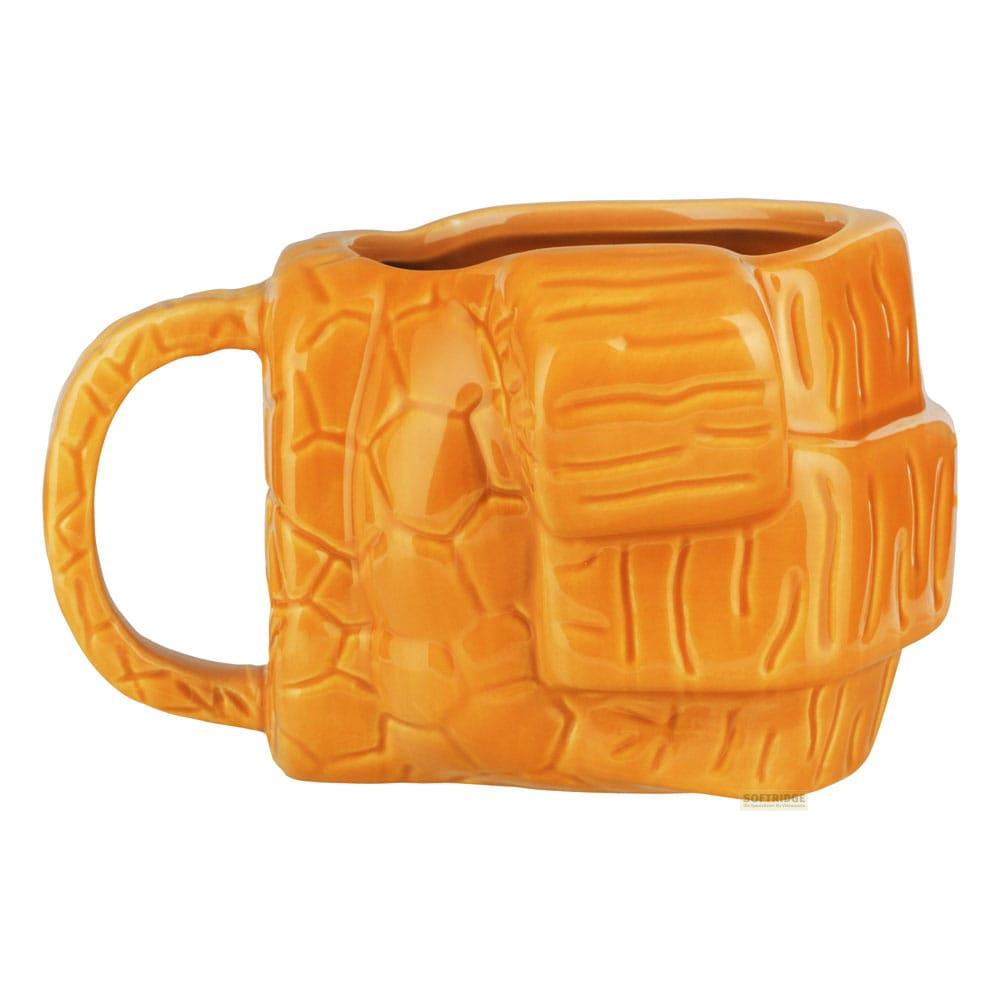 Orangefarbene Keramiktasse mit Steinmauer-Textur und Henkel.