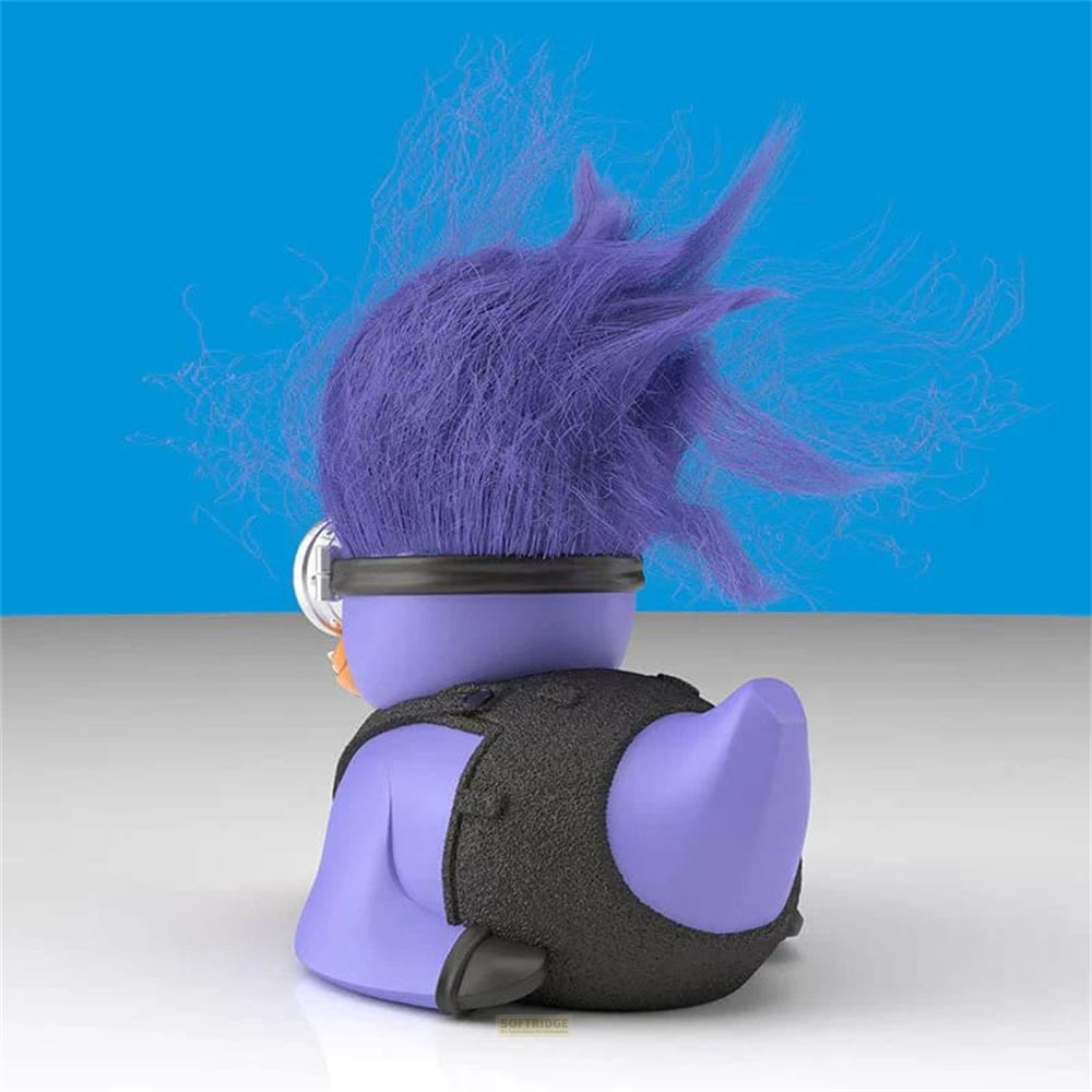 Lila Minion-Ente von hinten mit wilden lila Haaren,schwarzer Latzhose und blauem Hintergrund.