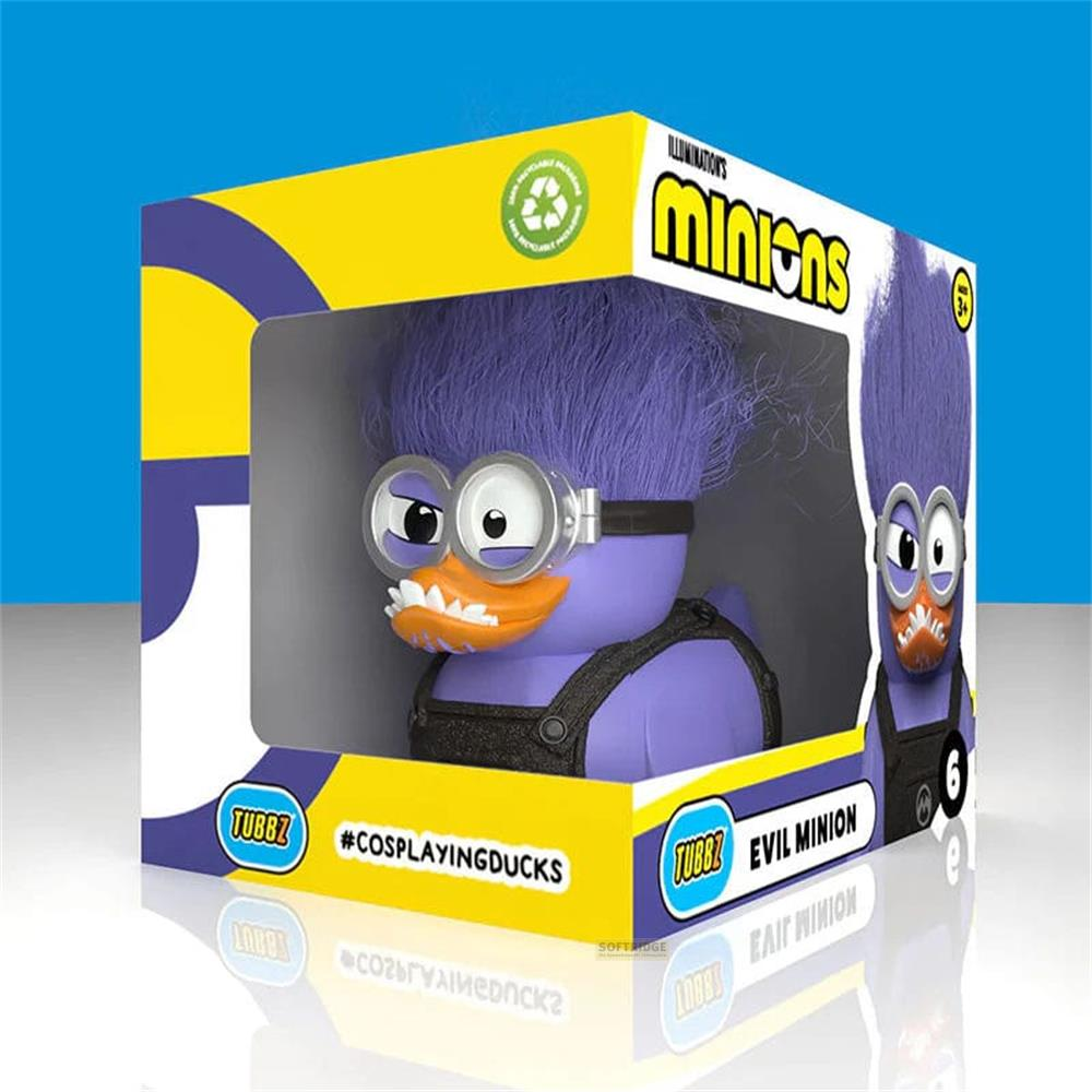 Eine lila Minion-Quietscheente mit Brille und Latzhose in einer Box.