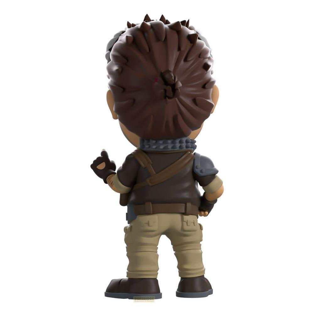 Eine Figur mit braunem Haar, brauner Jacke, beiger Hose und dunklen Stiefeln.