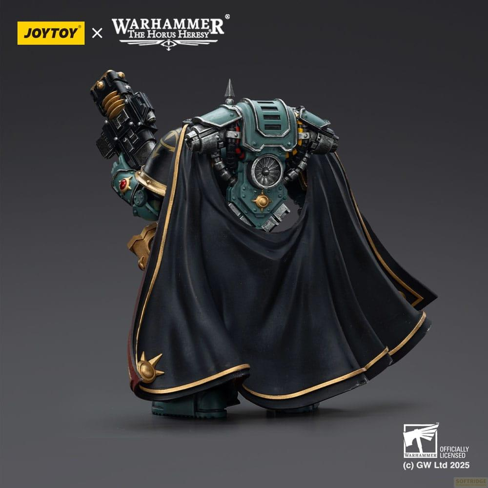 Zielona figura Space Marine w czarnym płaszczu z bronią.