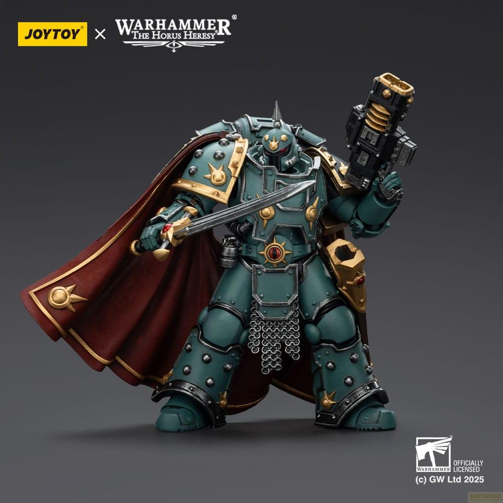 Turkusowa figurka Warhammer w zbroi z czerwoną peleryną, trzymająca miecz i broń.