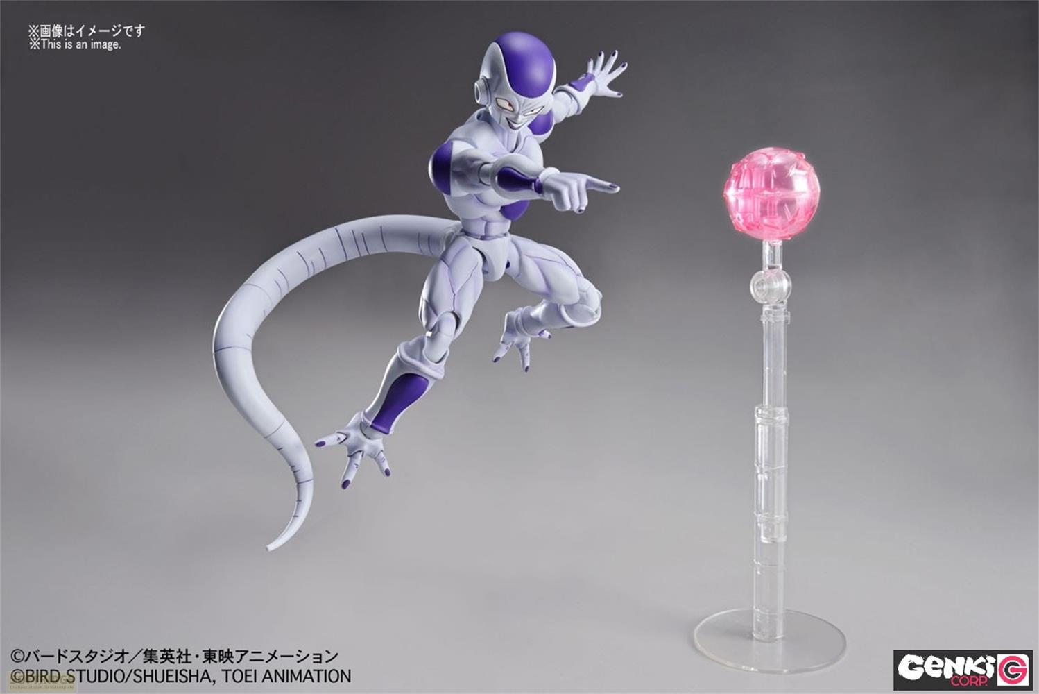Une figurine violette et blanche pointe une boule rose sur un pied.