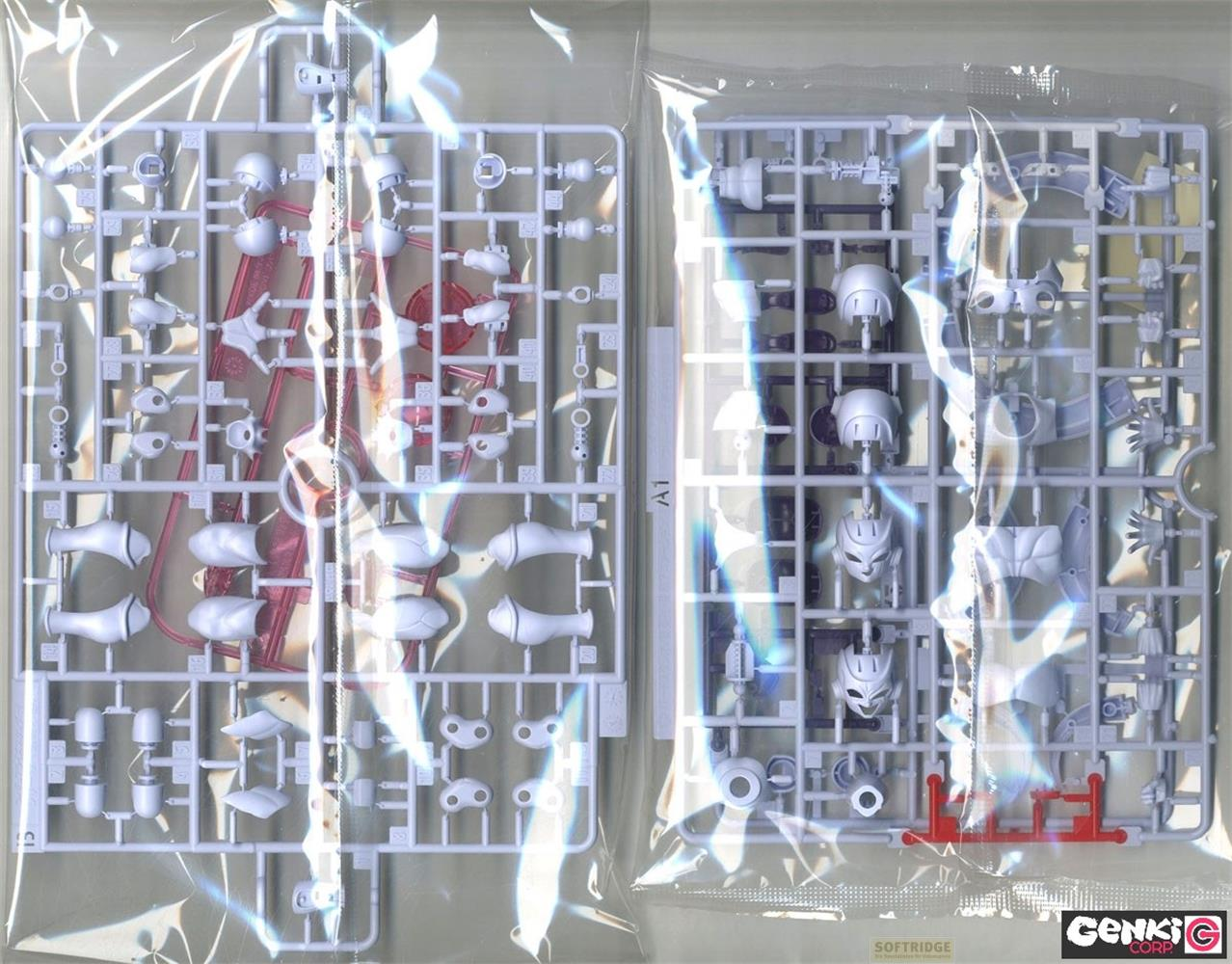 Deux kits de modèles en plastique avec des pièces de robot, blanc et rose.