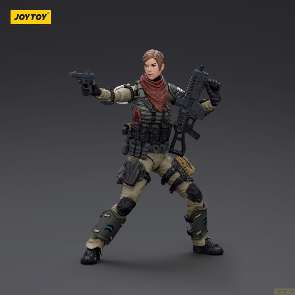 Soldatessa con fucile e pistola, uniforme kaki, sfondo grigio.