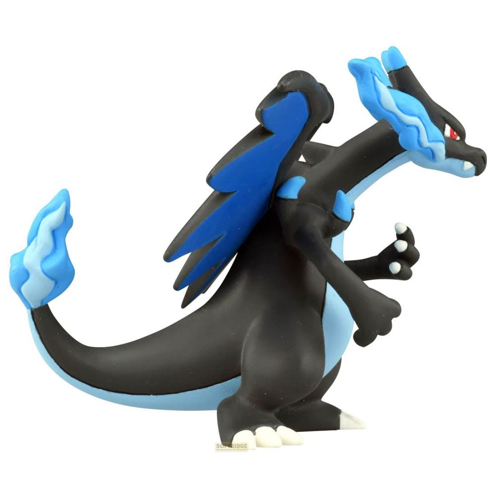 Schwarzer Drache mit blauen Flügeln und Flammen auf Schwanz und Kopf.