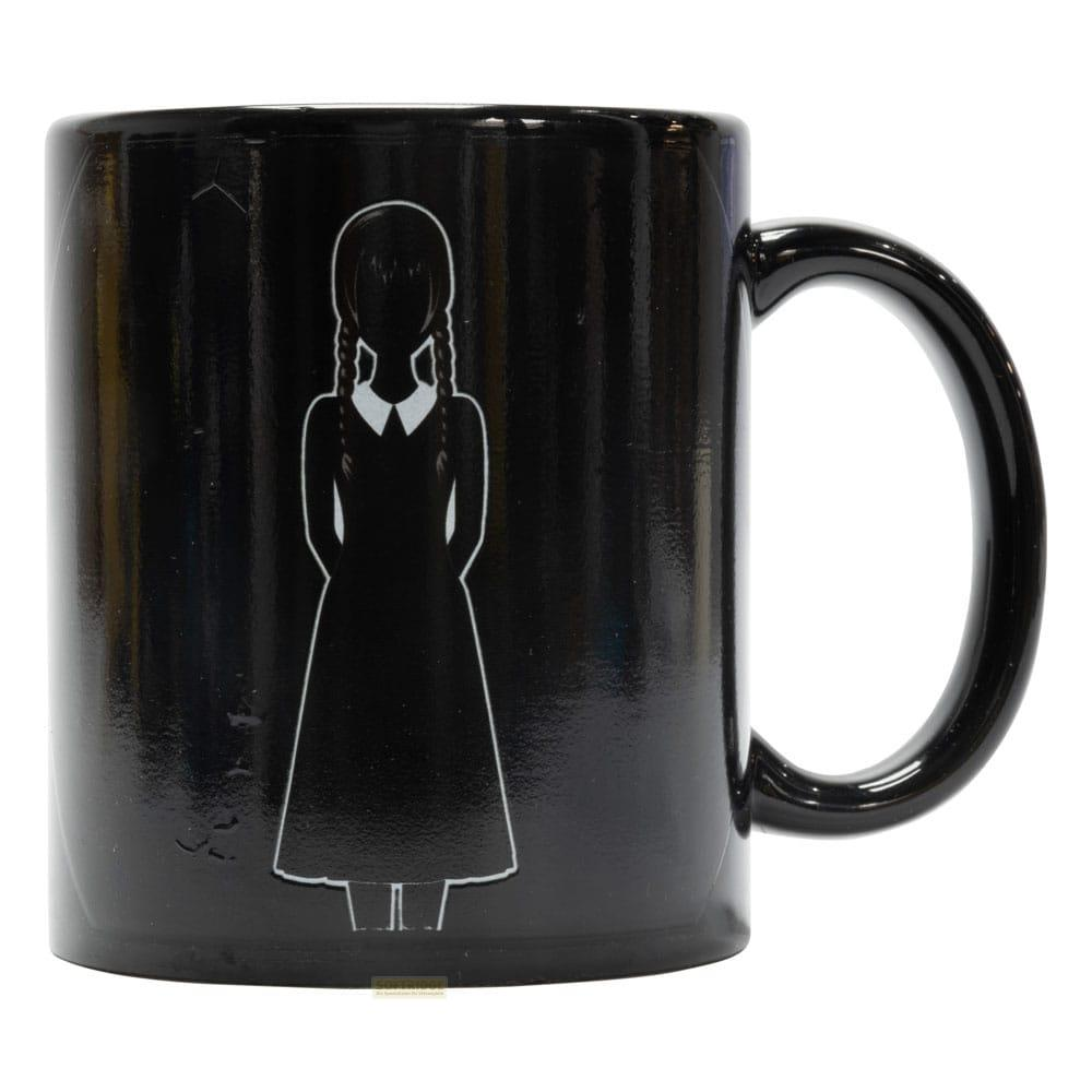 Tasse noire avec silhouette blanche d'une fille aux tresses.