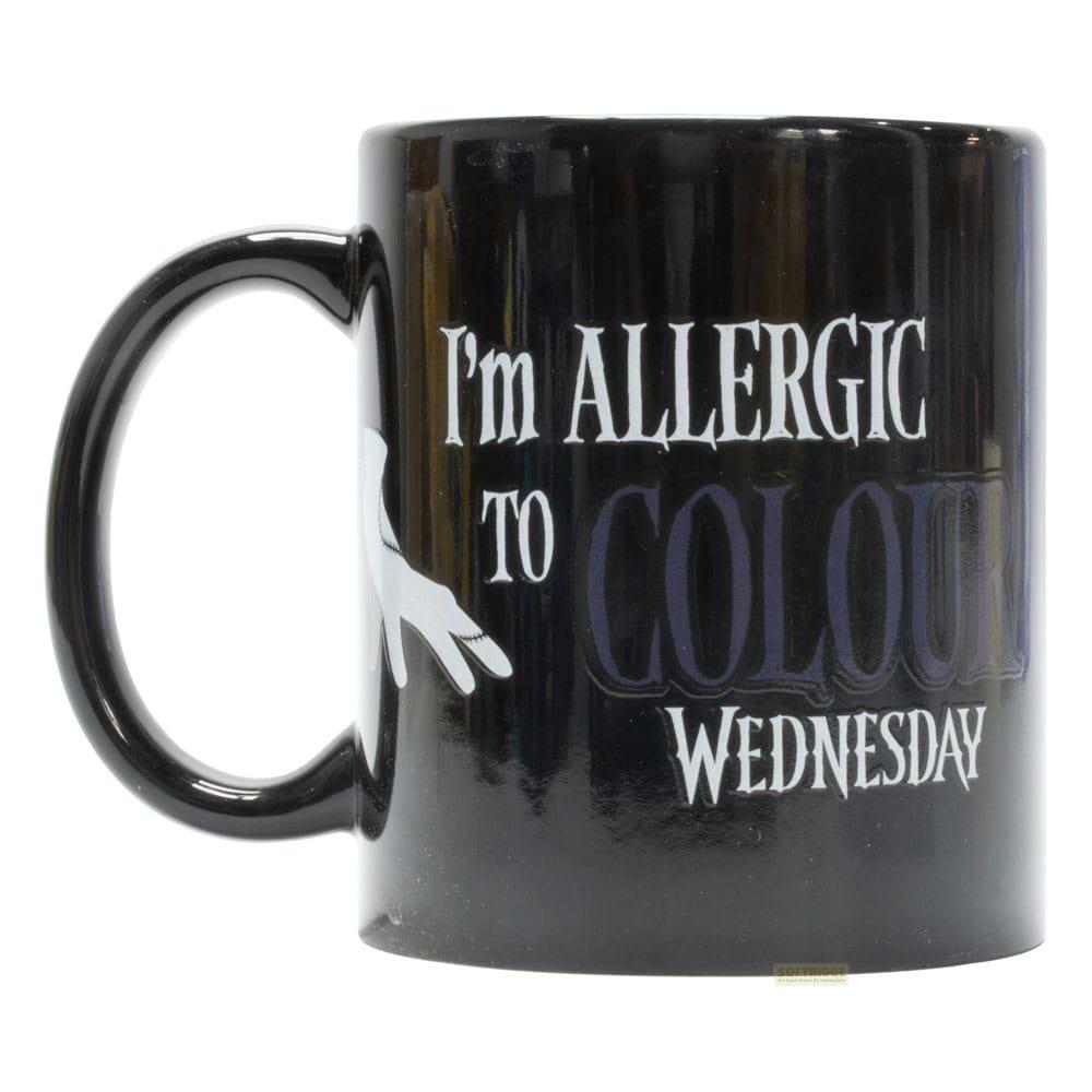 Tasse noire avec texte blanc : Je suis allergique à la couleur le mercredi.