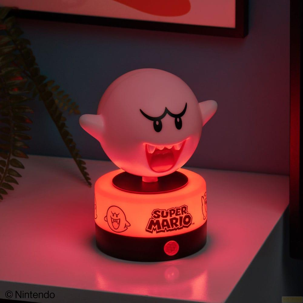Biała lampka Boo z czerwonym blaskiem, na podświetlanej podstawie z logo Super Mario.