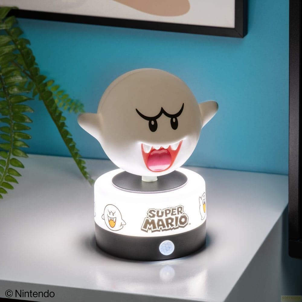 Podświetlana lampa Boo z logo Super Mario na półce.