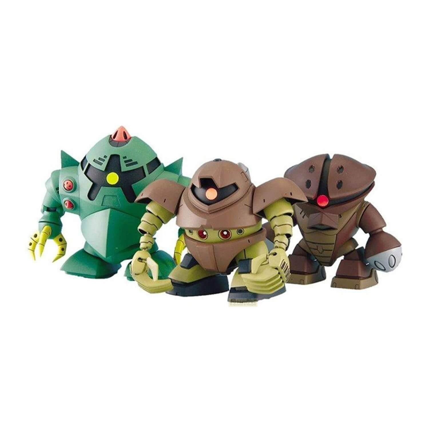 Trois figurines de robots se tiennent côte à côte : une verte, une marron et une marron foncé.
